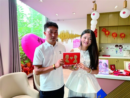 作为特别的祝福,新人获得非遗传承人送出的剪纸